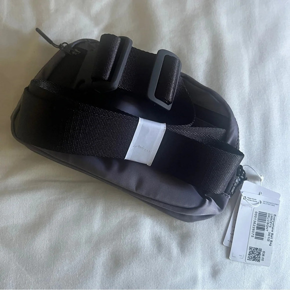 🆕 Lululemon OG Everywhere Belt Bag - Dusky Lavender - Picture 5 of 7